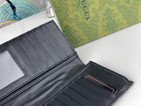 グッチ財布コピー着用イメージ